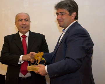 Receiving award from Fouad Makhzoumi